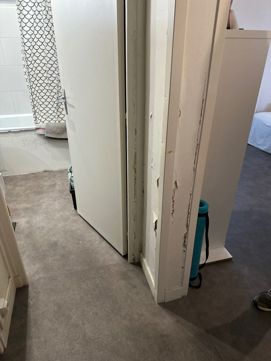 Vue d'ensemble d'une pièce avec traces d'humidité au plafond et en haut de mur