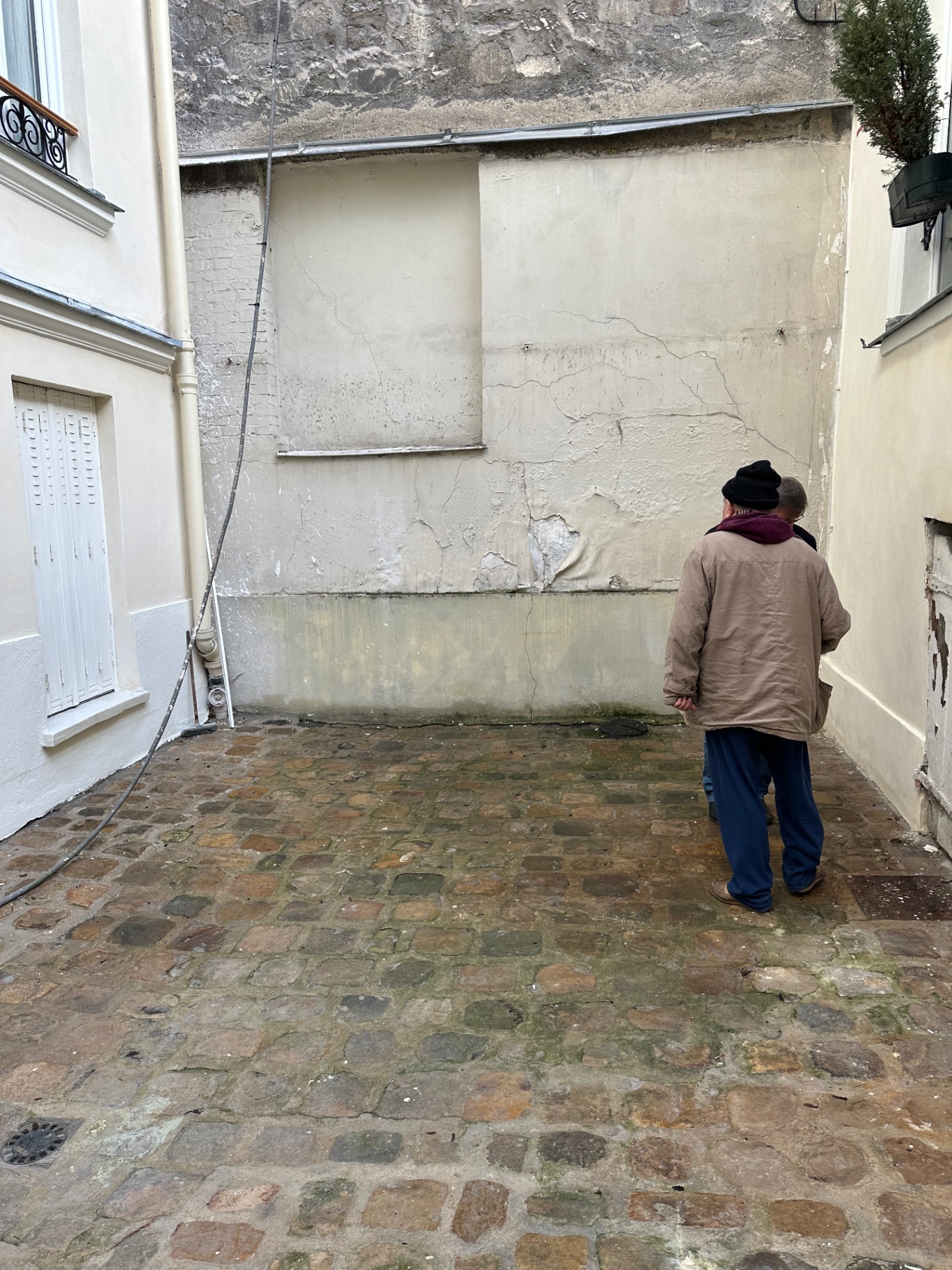 Mur avec dégradation en partie basse montrant une ligne de marée typique des remontées capillaires