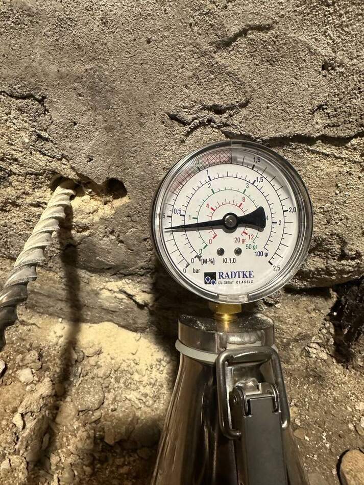 Mesure de contrôle au CM-Gerät après 8 mois, lecture du manomètre sur fond de mur ancien