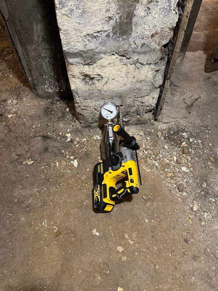 Carottage du mur au perforateur pour prélèvement d'humidité dans la masse, méthode CM Gerät
