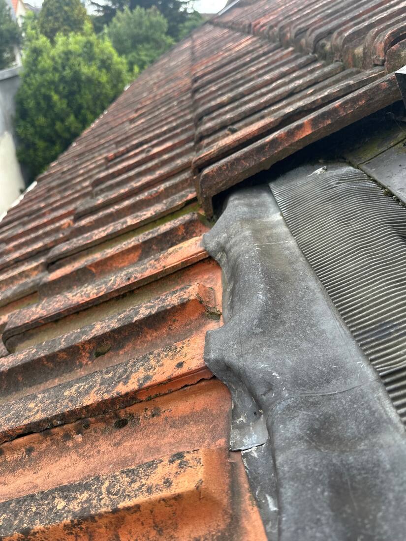Zone de toiture à contrôler en cas d'infiltration d'eau : tuiles, solin et raccord d'étanchéité